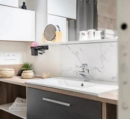 Le De La Prairie Apartment *